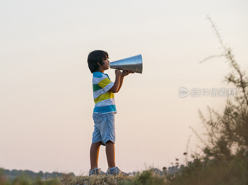 小男孩对着扩音器大喊大叫