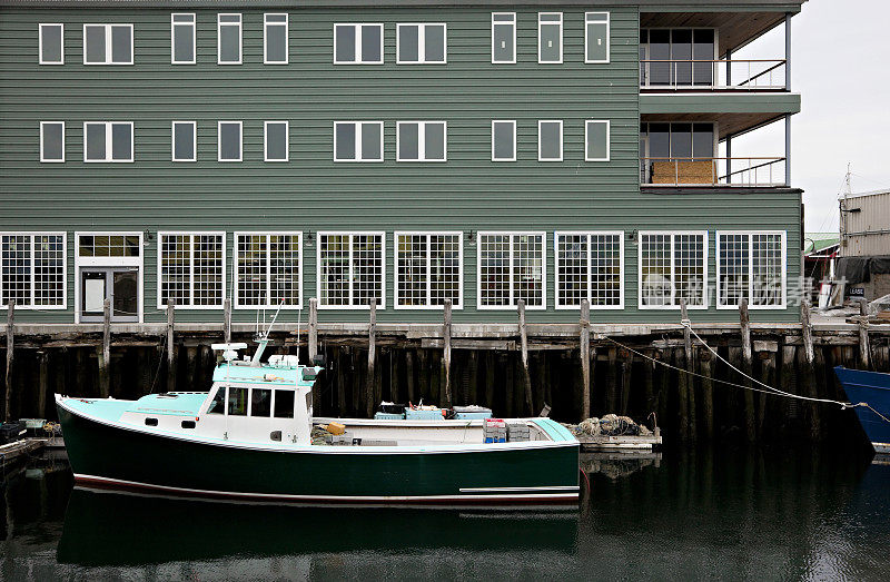 绿色龙虾船在绿色船厂大楼前