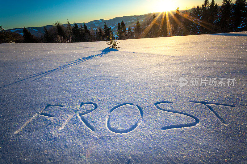 “FROST”这个词写在雪地上