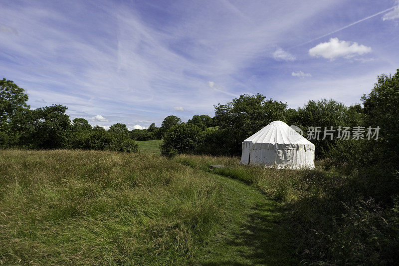 草地上的帐篷