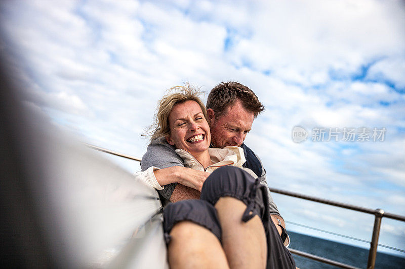美丽的夫妇放松和拥抱在邦迪海滩-悉尼