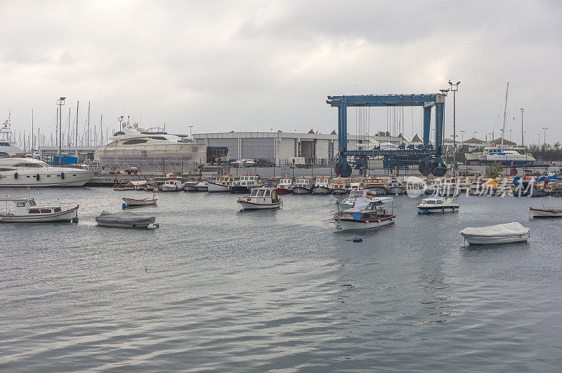 土耳其伊斯坦布尔彭迪克附近马尔马拉海岸的船只