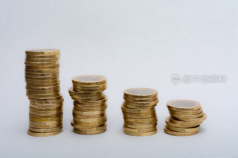 大量的欧元硬币在线性下降柱状图