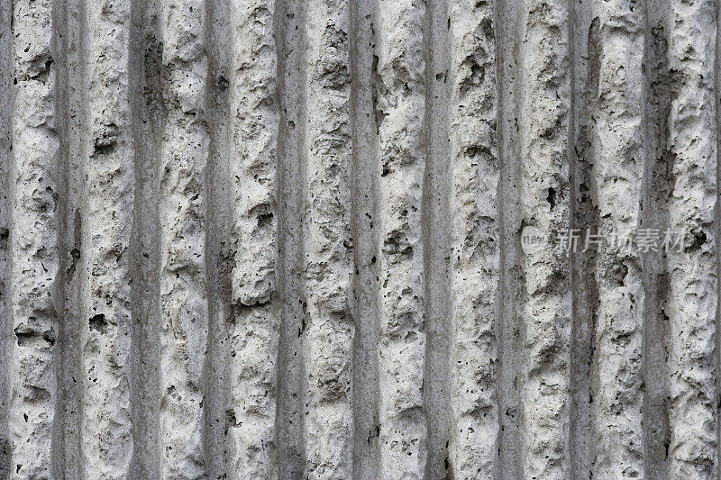 肮脏的白色槽沟混凝土墙，背景
