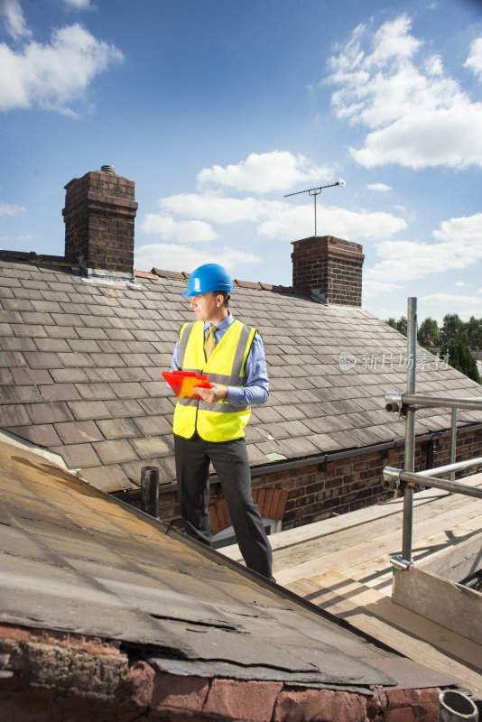 建筑商评估石板屋顶状况