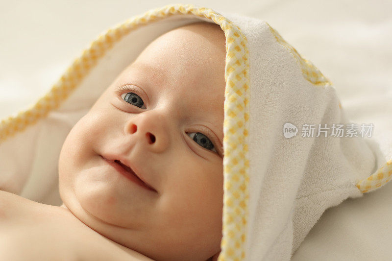 裹着毛巾的微笑宝宝