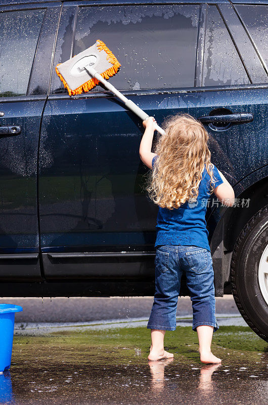 年轻女孩洗车的后视图