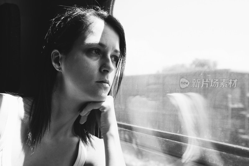 女孩在火车