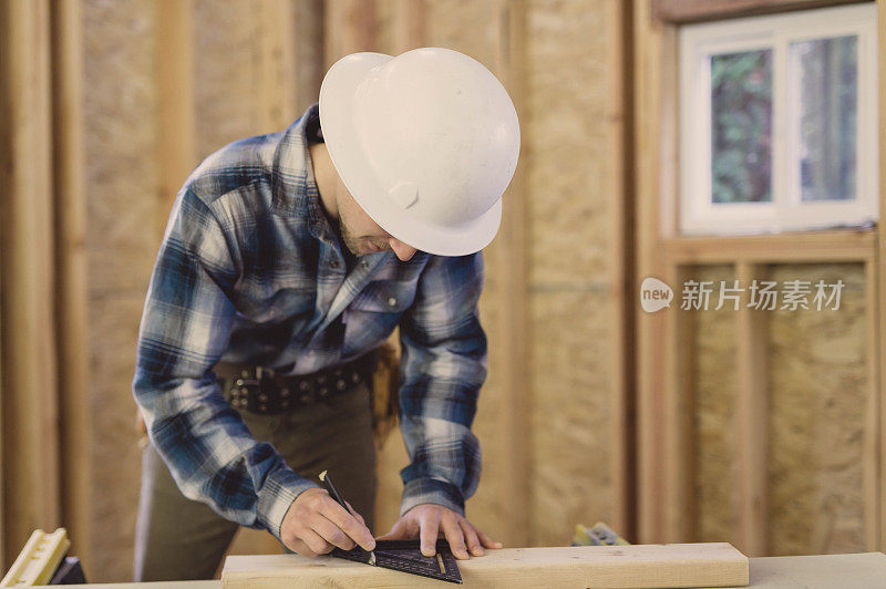 成年男性，家居建设项目2x4标记