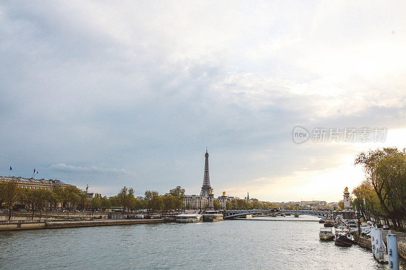 日落前的巴黎塞纳河城市景观