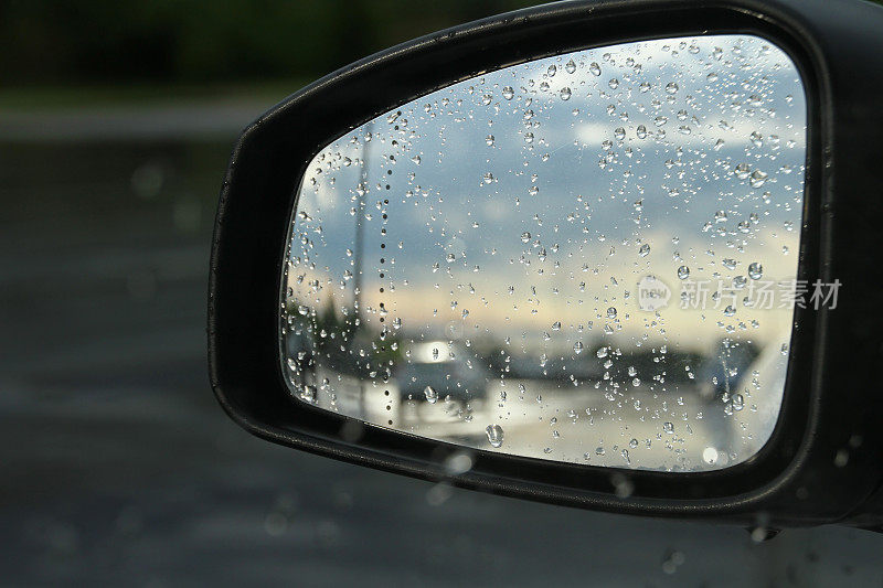 雨点落在车镜上