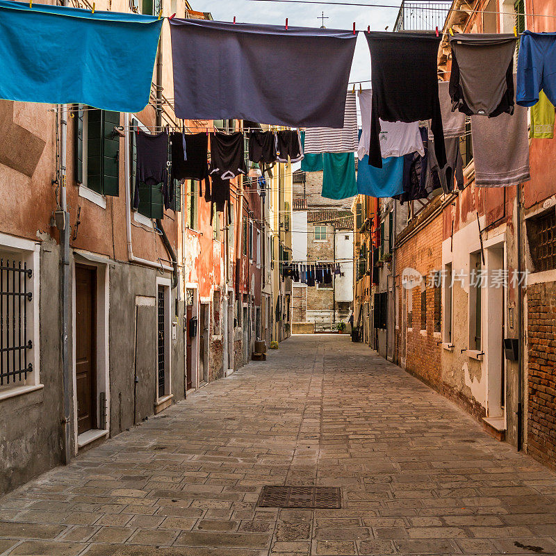 在威尼斯的传统街道上晾着衣服
