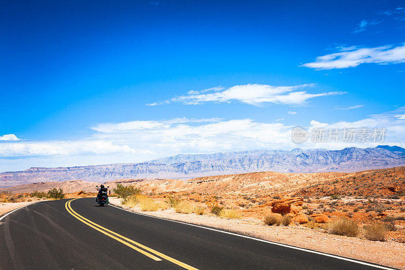 摩托车穿越死亡谷，加利福尼亚