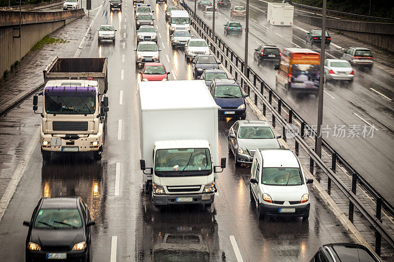 德国高速公路上下雨了