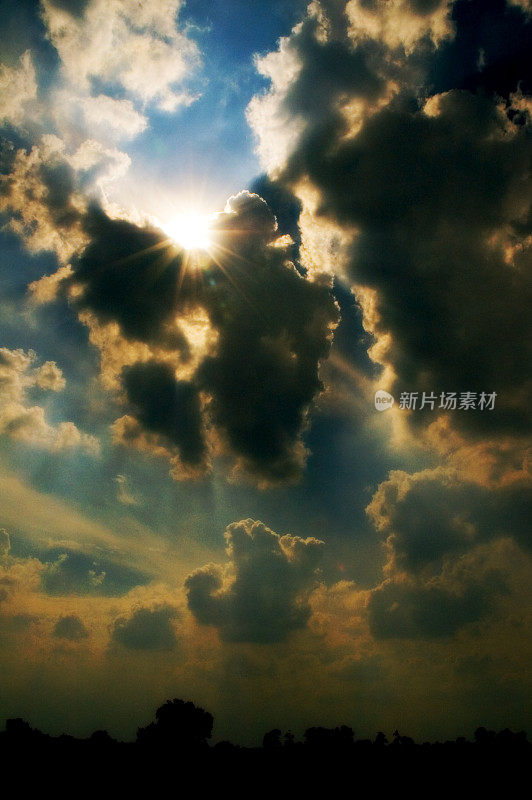 暴风雨来临前，太阳冲破乌云