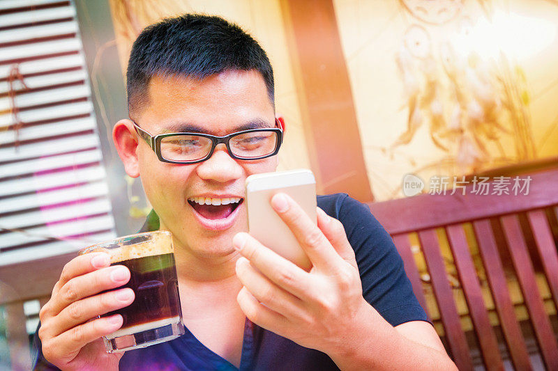 年轻的越南男子惊讶于手机上的媒体
