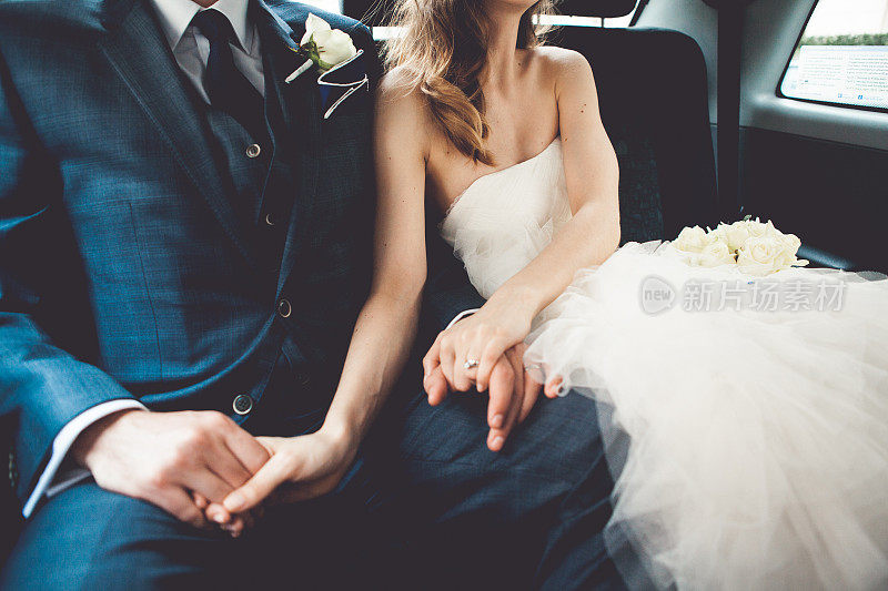 新娘和新郎坐在车里