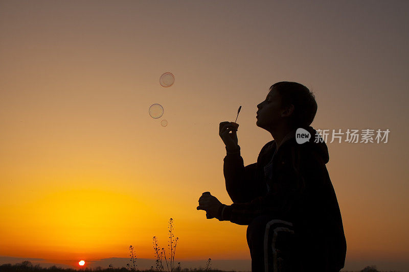 顽皮的男孩独自在大自然中