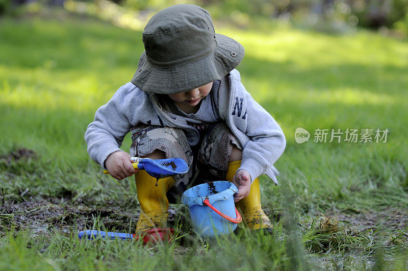 小男孩在泥里玩