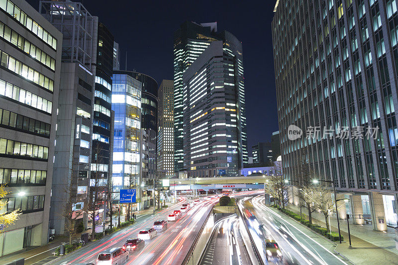 东京办公楼和夜间交通