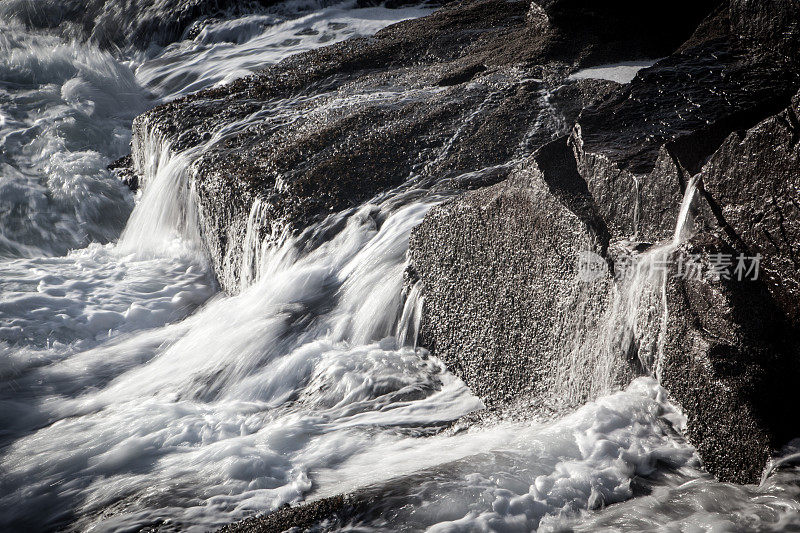 阿卡迪亚国家公园的岩石海岸和海浪