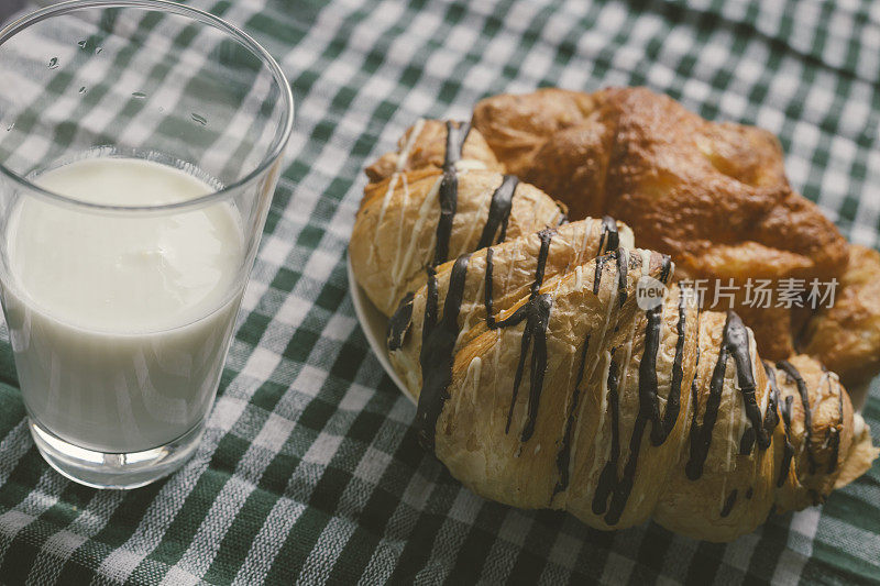 羊角面包和一杯酸奶是家里的早餐