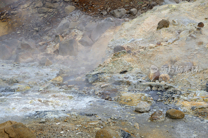 冰岛塞尔顿的蒸汽喷口和硫磺沉积物