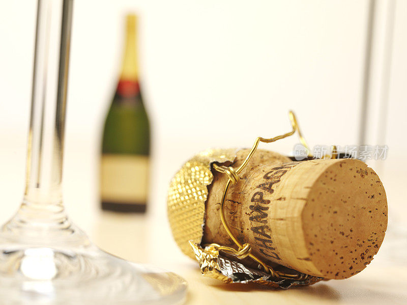 香槟软木塞与瓶子和玻璃杯