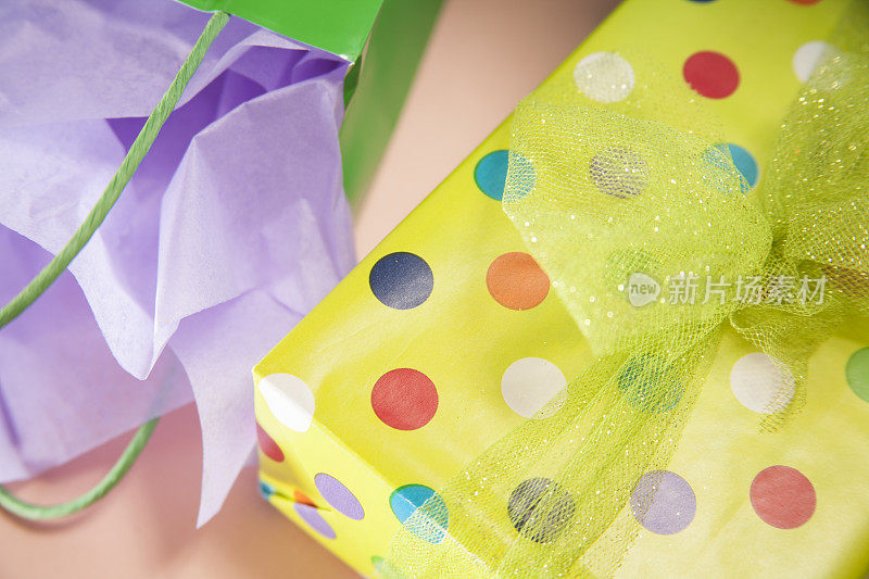 绿色，圆点花纹包装的生日礼物与派对袋。