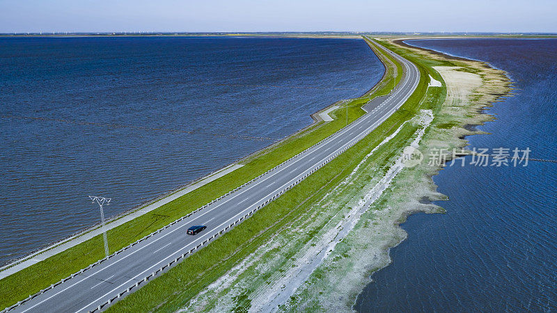 汽车在沿海公路上行驶