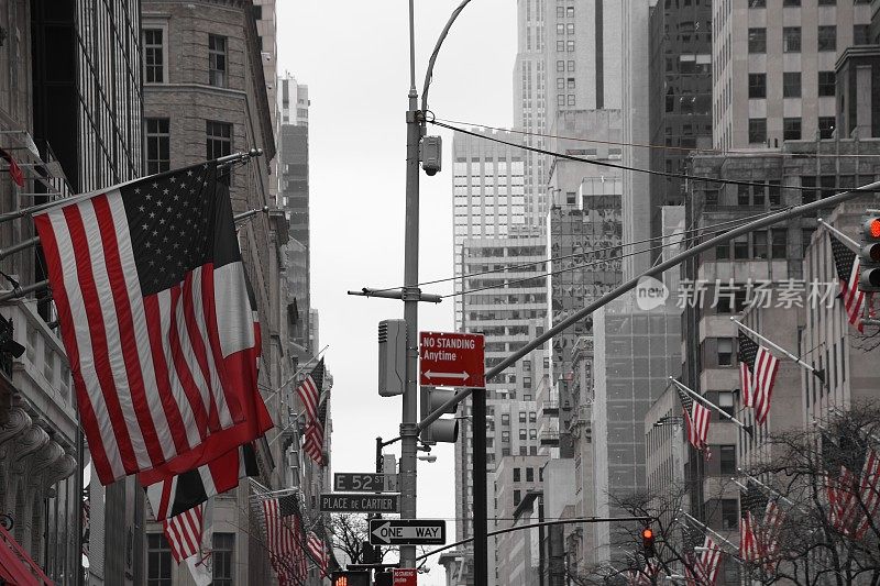 纽约大街上的美国国旗