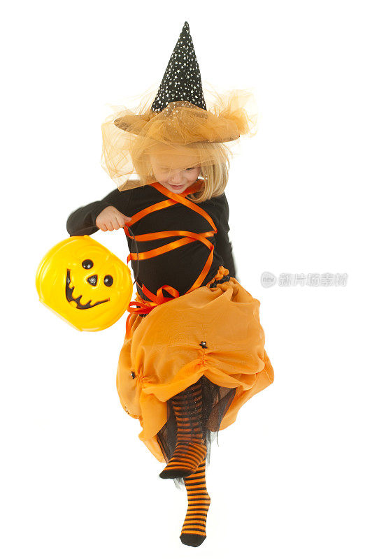 快乐的小女孩在万圣节蹦蹦跳跳，