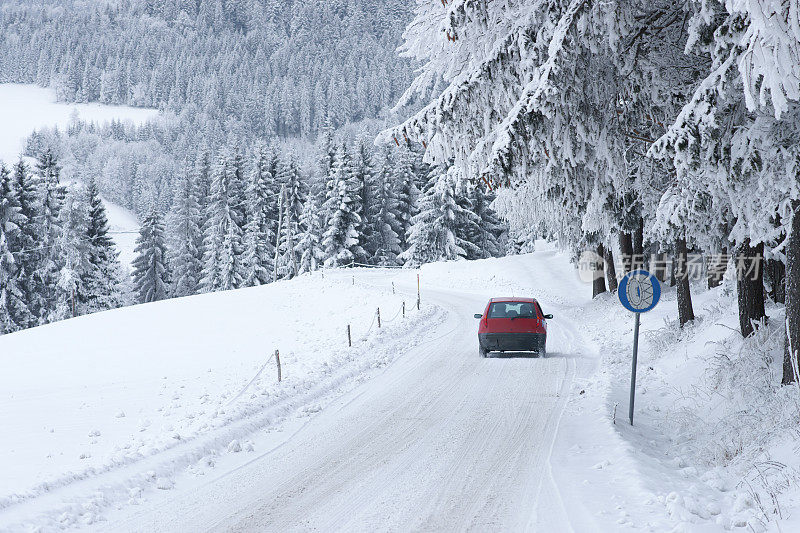 在积雪覆盖的路上开车