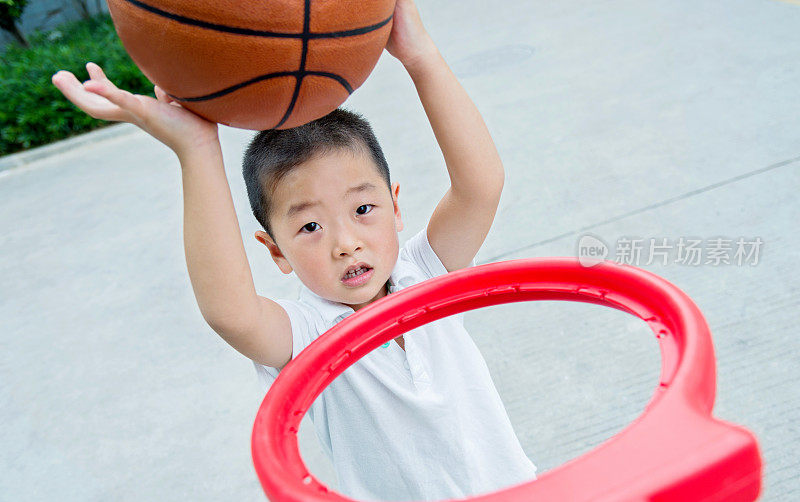 小男孩打篮球