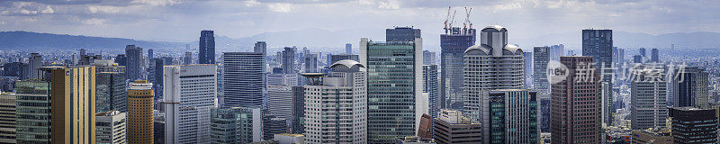 拥挤的城市景观，摩天大楼和市中心高楼的全景日本大阪