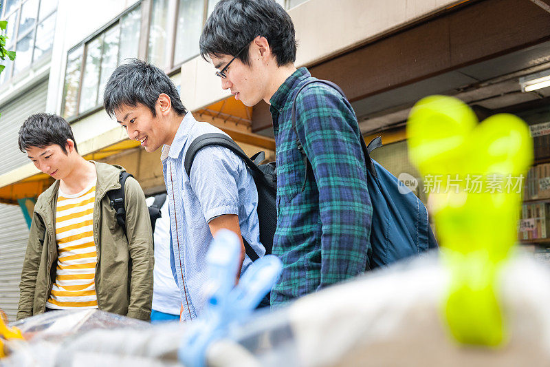 日本学生同学在日本京都的街道上查书