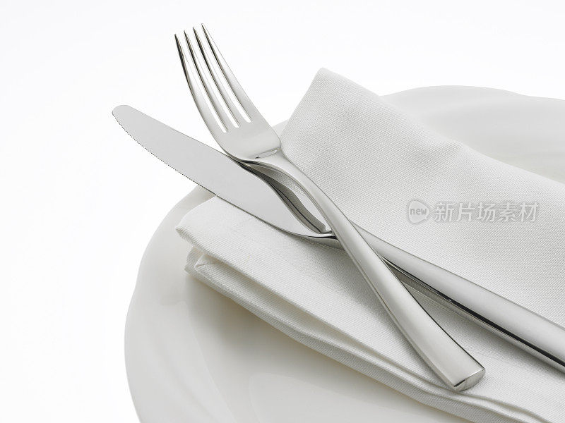 餐盘上的刀叉和餐巾