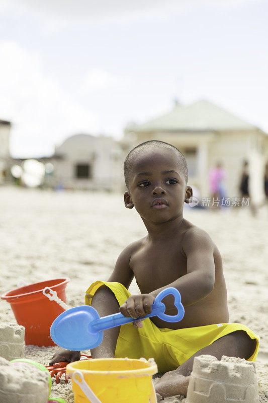 非洲幼童在海滩上建沙堡