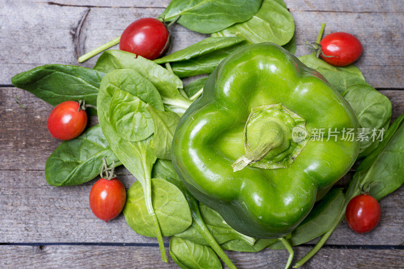 蔬菜静物-甜椒，菠菜，西红柿