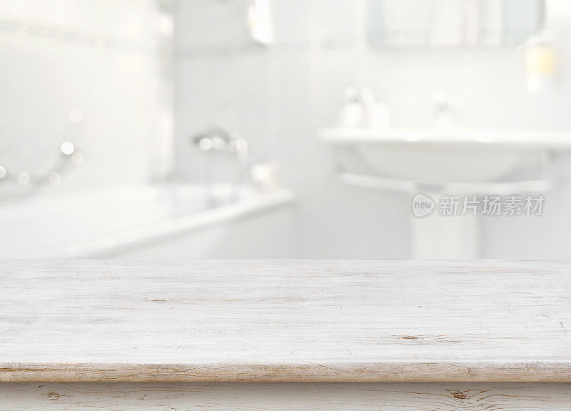 模糊的浴室内景前面的木桌作为背景