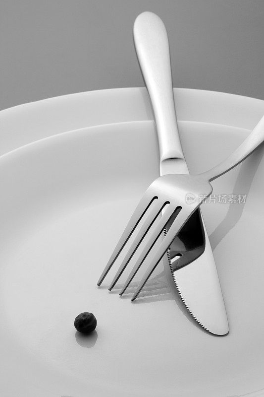 豌豆，刀叉放在盘子里