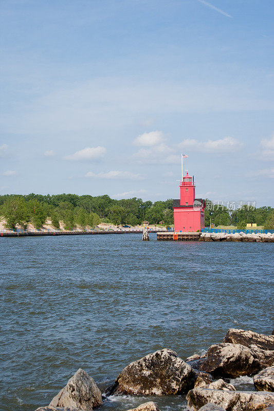 海峡旁的大红色灯塔