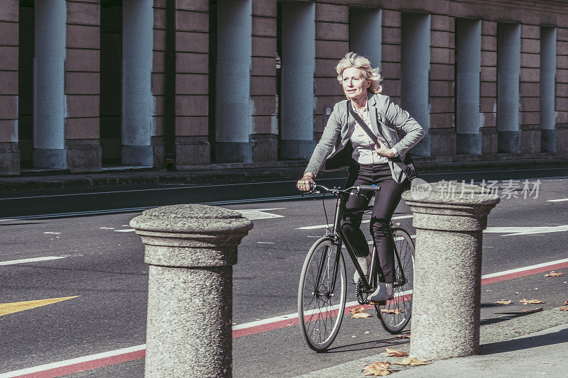 在城市里骑自行车的女商人