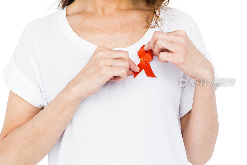 佩戴红色艾滋病宣传丝带的妇女