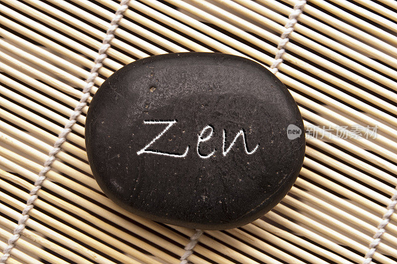 “禅”字写在黑色的石头上