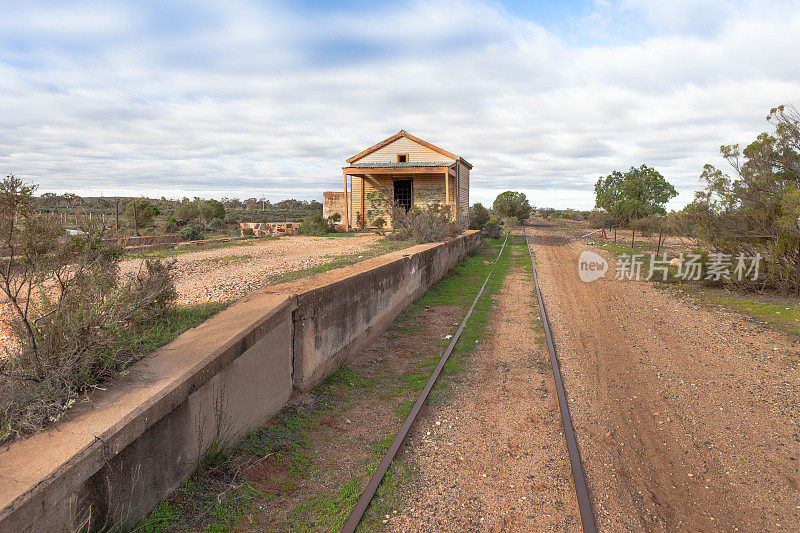 澳大利亚内陆废弃的铁路支线。