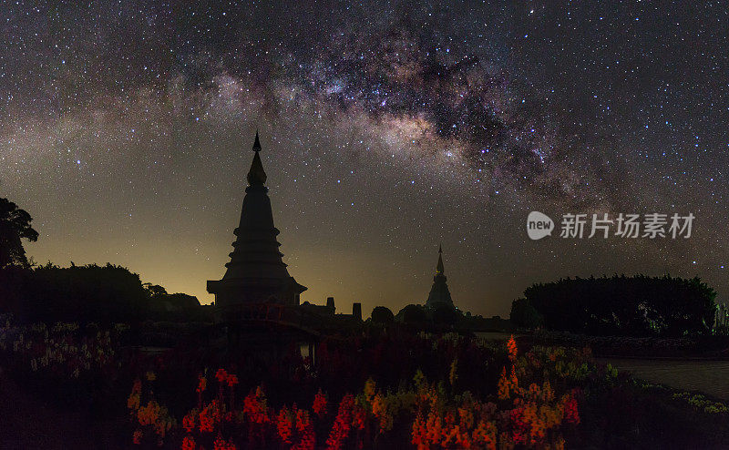 泰国寺庙上空的银河