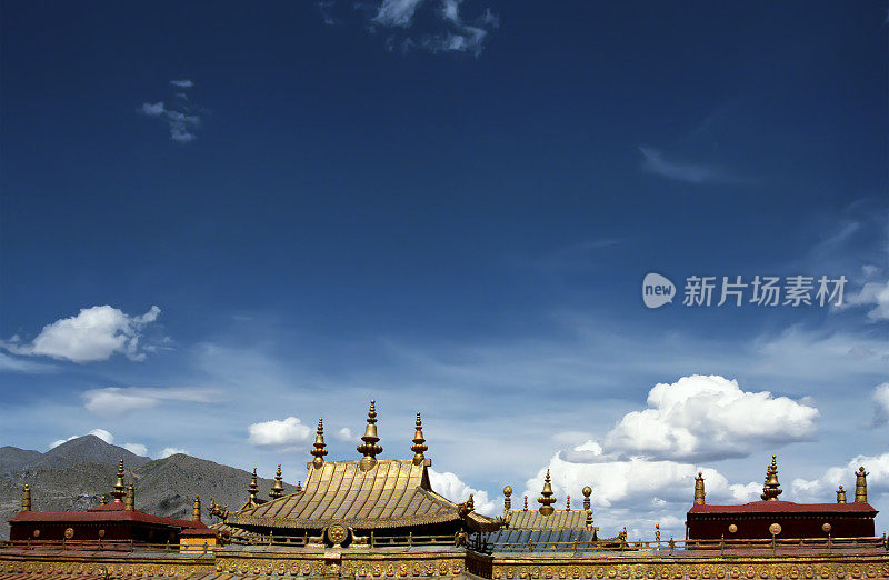 大昭寺镀金屋顶和塔尖上的藏式天空。