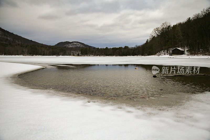 冬季雪冰冻冰反射融化景观莫罗湖州立公园，纽约
