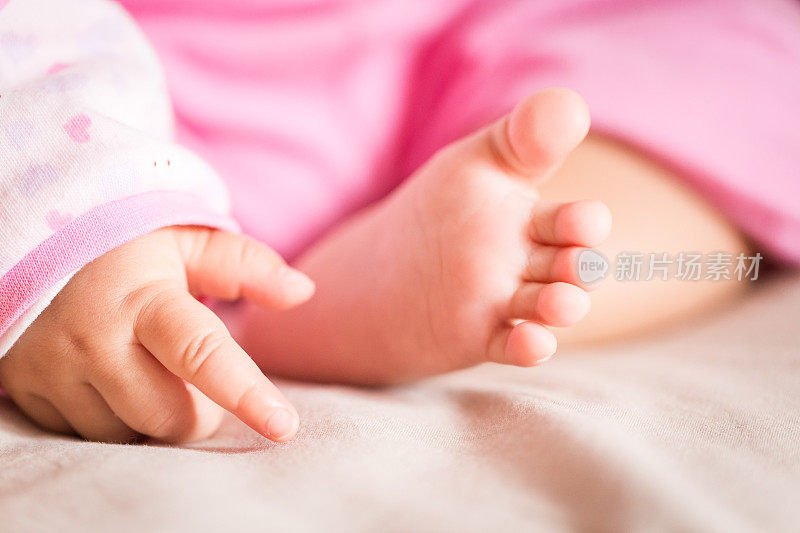 新生儿的手和脚